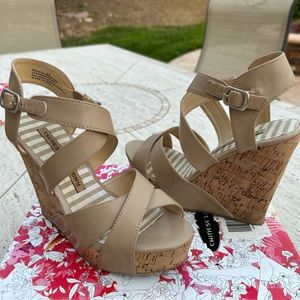 ⭐️CHINESE LAUNDRY🐲Nude Patent Platform Wedge Sandals Size 6.5
